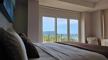 Deluxe Condo | 2 bedrooms, hypo-allergenic bedding, down comforters, in-room safe