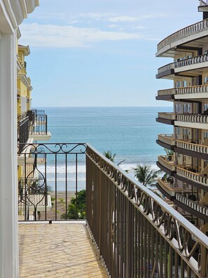 Deluxe Condo | Terrace/patio