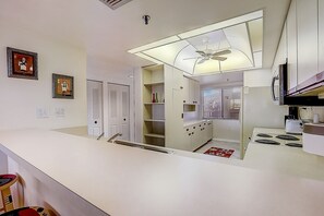 Condo, 2 habitaciones | Cocina privada | Refrigerador, horno, cafetera y tetera y tostadora 
