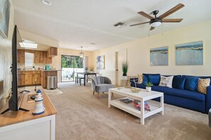 Living area - Sunny Retreat - Spacious Yard, Firepit, & Grill 3 Bedroom Home by Redawning (Crystal River)