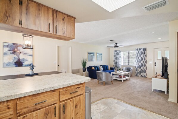 Private kitchen - Sunny Retreat - Spacious Yard, Firepit, & Grill 3 Bedroom Home by Redawning (Crystal River)