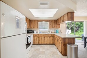 Private kitchen - Sunny Retreat - Spacious Yard, Firepit, & Grill 3 Bedroom Home by Redawning (Crystal River)