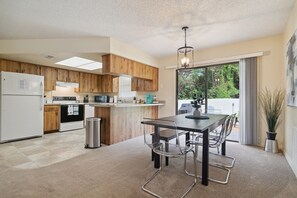 Private kitchen - Sunny Retreat - Spacious Yard, Firepit, & Grill 3 Bedroom Home by Redawning (Crystal River)