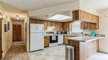 House, 3 Bedrooms | Private kitchen