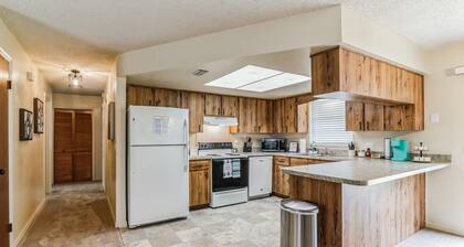 Sunny Retreat - Spacious Yard, Firepit, & Grill 3 Bedroom Home by Redawning