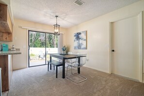 Dining - Sunny Retreat - Spacious Yard, Firepit, & Grill 3 Bedroom Home by Redawning (Crystal River)