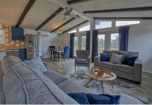 Casa, 4 habitaciones | Área de sala de estar | Smart TV 