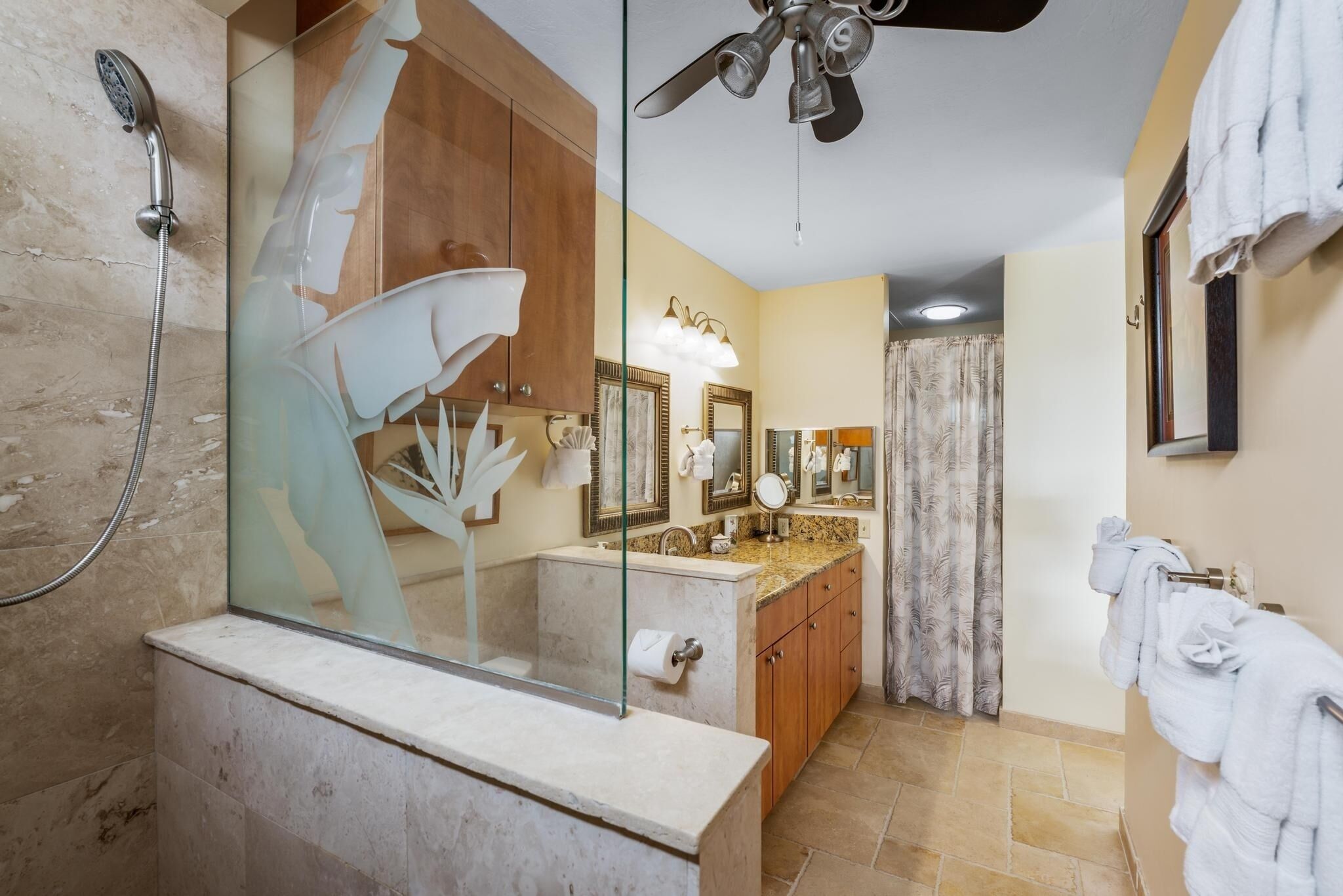 Apartment, 2 Schlafzimmer | Badezimmer | Handtücher, Shampoo