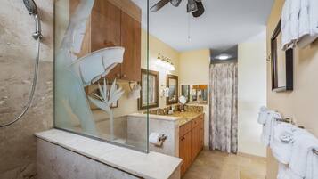 Apartment, 2 Schlafzimmer | Badezimmer | Handtücher, Shampoo