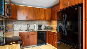 Condo, 2 habitaciones | Cocina privada | Cafetera y tetera, refrigerador, horno y tostadora