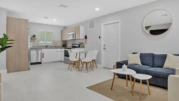 Una Smart TV, videojuegos, un futbolín