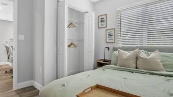 3 多间卧室、客房内保险箱、办公桌、熨斗/熨衣板