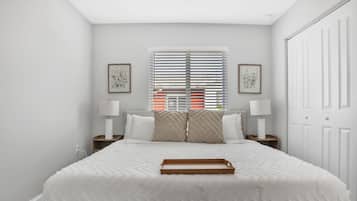 3 dormitorios, caja fuerte, escritorio y tabla de planchar con plancha