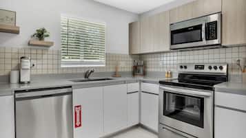 Frigorífico, microondas, horno y placa de cocina