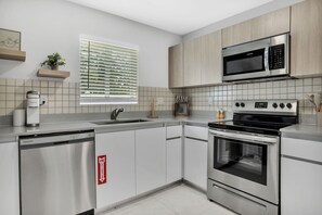 Een koelkast, een microgolfoven, een oven, een kookplaat