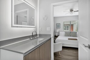 Hair dryer, towels, soap, shampoo - Sistrunk Shades Villas #1 - Brand New Townhomes Downtown Fort Lauderdale (Fort Lauderdale)