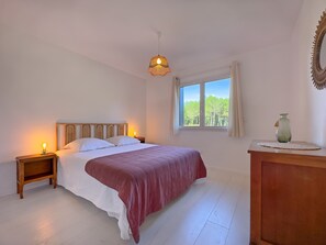 5 habitaciones, tabla de planchar con plancha y wifi gratis 