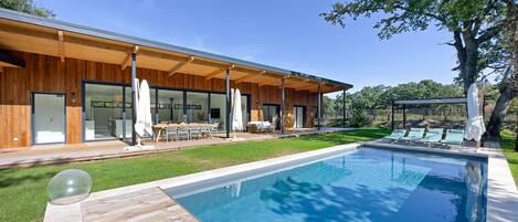 Een binnenzwembad en een buitenzwembad