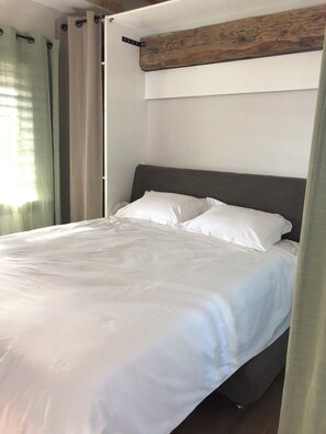 2 bedrooms, iron/ironing board, WiFi, bed sheets