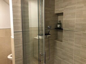 Asciugacapelli, asciugamani, sapone, shampoo