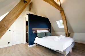 5 Schlafzimmer, Schreibtisch, Bügeleisen/Bügelbrett, Reisekinderbett