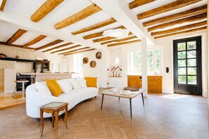 TV, books, stereo - La maison Berry (Vouvray)