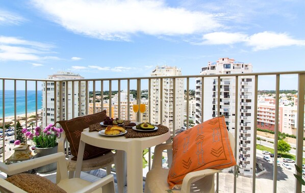 Outdoor dining - Apartamento Lavanda by D'Alma Portuguesa (Armação de Pêra)