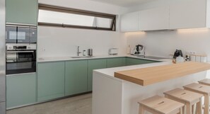 Kühlschrank, Mikrowelle, Ofen, Geschirrspüler