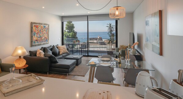 TV - Premium apt, bay and sea views | Bayside (Camara de Lobos)