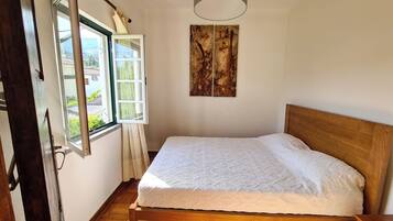 2 quartos, escrivaninha, ferros/tábuas de passar roupa, berço de viagem