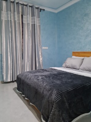 2 chambres, fer et planche à repasser, Wi-Fi, draps fournis