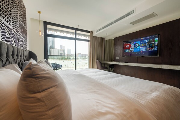 Suite with balcony | Minibar, in-room safe, iron/ironing board, free WiFi