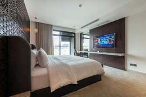 Two bedroom suite | 迷你吧、客房內保險箱、熨斗/熨衣板、免費無線上網