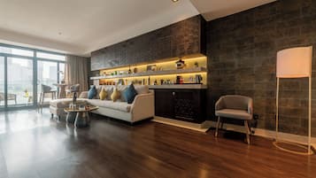 King Suite with balcony | Area soggiorno | TV a schermo piatto 59 cm con canali satellitari, stampante