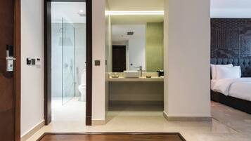 Deluxe Room | Bathroom | Free toiletries, hair dryer, bathrobes, slippers