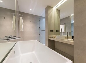 King Suite with balcony | Bad | Toalettartikler (inkludert), hårføner, badekåper og tøfler