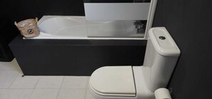 Shower, hair dryer, bidet, towels - Panoias Country House (Vila Real)