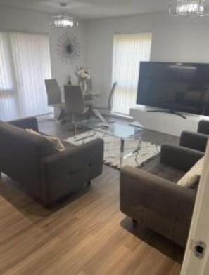 Living area - Affordable luxury Dunstone Court (London)