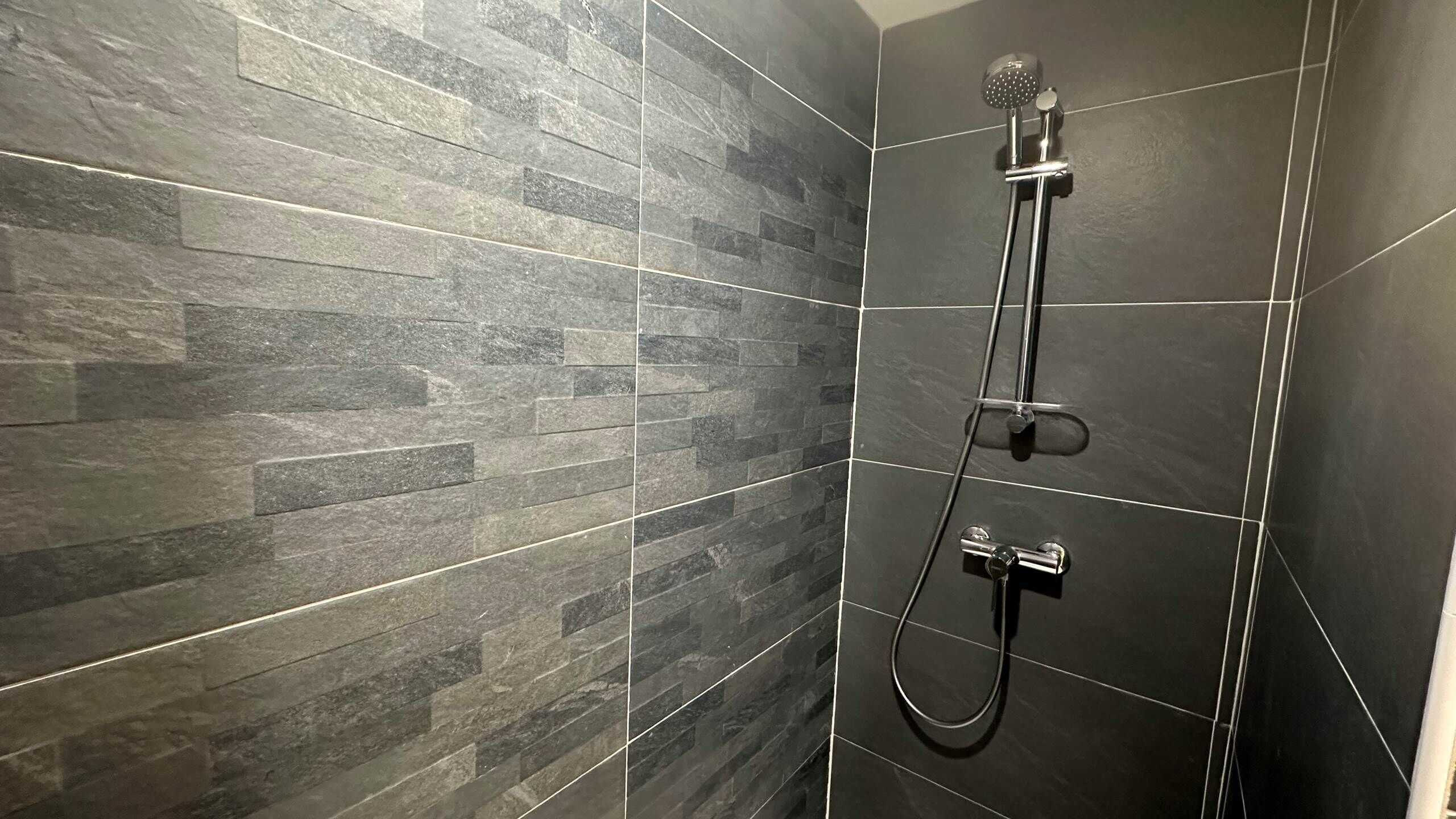 Articles de toilette gratuits, sèche-cheveux, serviettes fournies