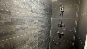 Gratis toiletartikelen, een haardroger, handdoeken