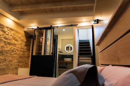 1 bedroom, iron/ironing board, free WiFi. Les Gîtes du Canal du Midi - Gîte Loft'oten