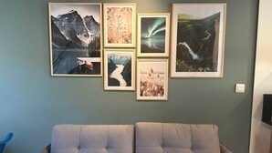 Eine Wand mit fünf gerahmten Fotografien, die verschiedene Naturlandschaften zeigen.