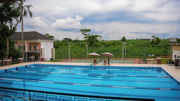 Una piscina al aire libre