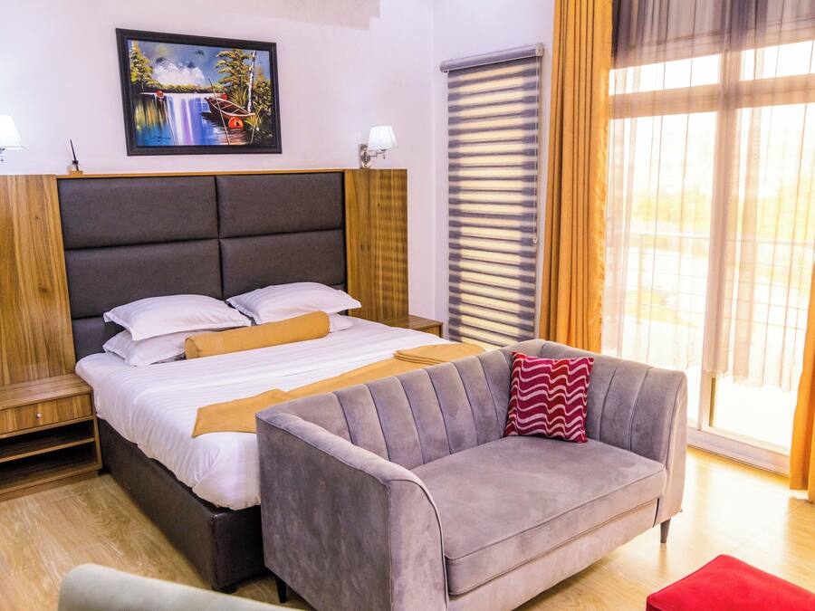 Escritorio y espacio para trabajar con laptop