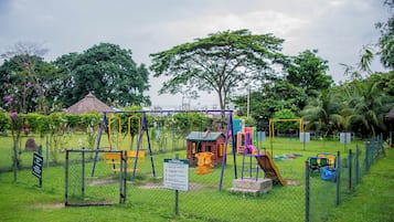 Área de juegos infantiles al aire libre