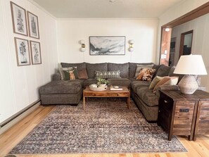 Smart TV - Charming 3 BR Summit condo, mins walk to slopes (Snowshoe)