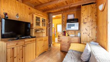 2 bedrooms, iron/ironing board