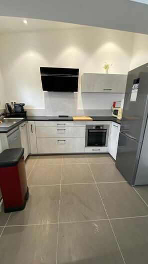 Køleskab, mikrobølgeovn, ovn, kogeplade