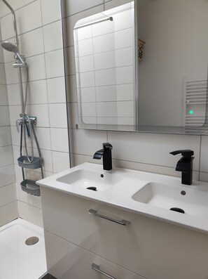 Dusche, Haartrockner, Toilettenpapier