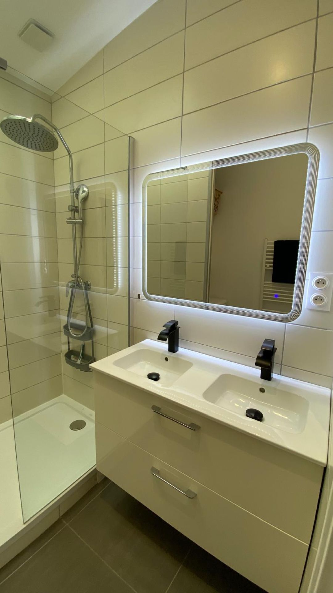 Douche, sèche-cheveux, papier toilette